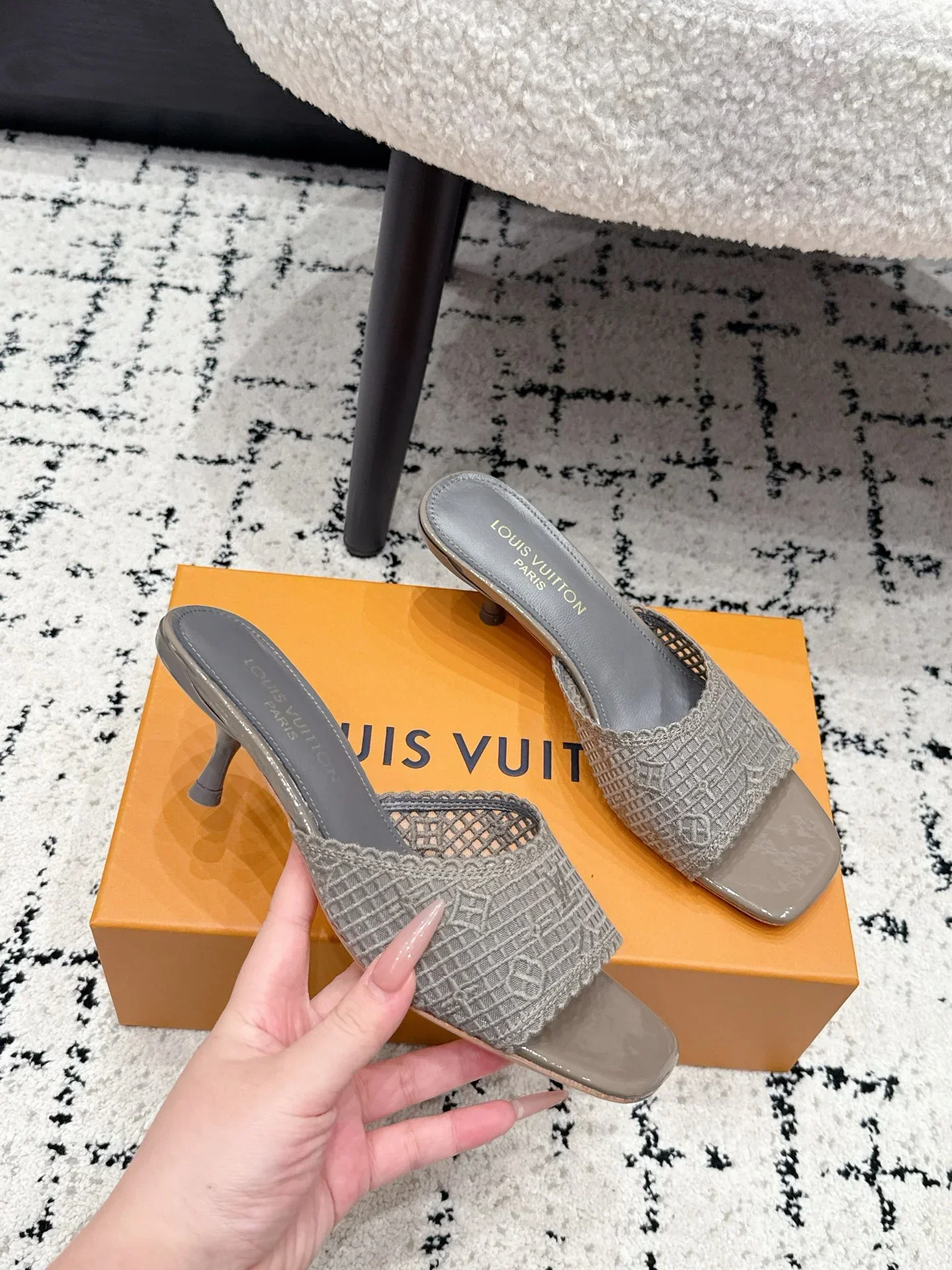 LV Sandals & Mules Lace-Patent Leather (Gray) B90202607050477 - Image 5