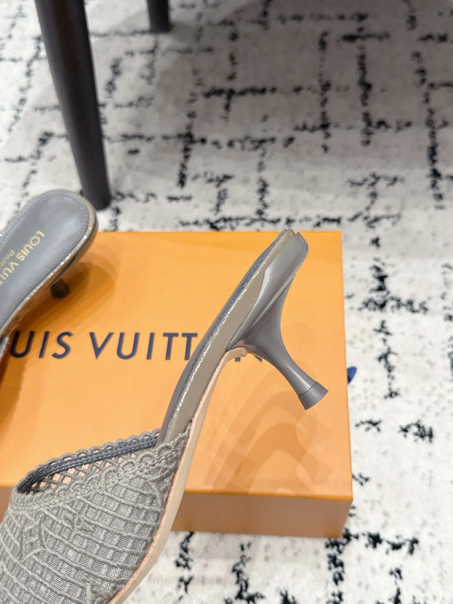 LV Sandals & Mules Lace-Patent Leather (Gray) B90202607050477 - Image 7