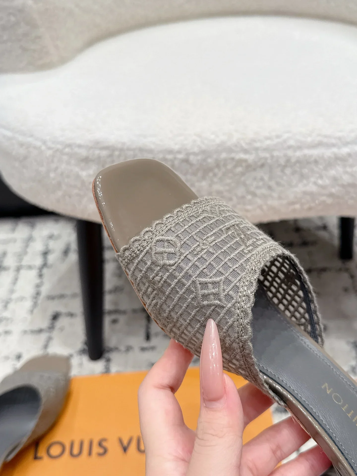 LV Sandals & Mules Lace-Patent Leather (Gray) B90202607050477 - Image 8