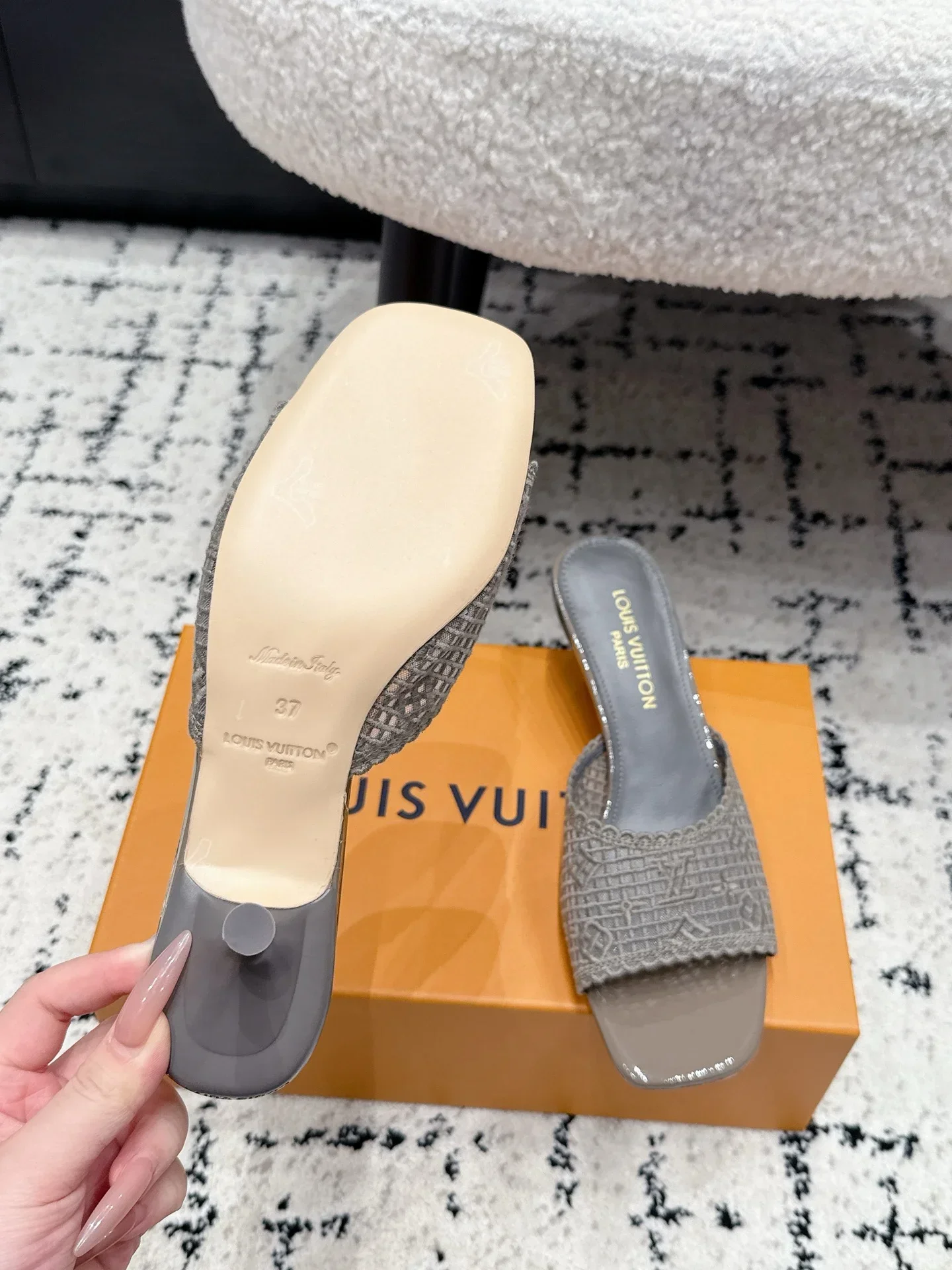 LV Sandals & Mules Lace-Patent Leather (Gray) B90202607050477 - Image 9