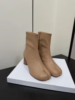 MAISON MARGIELA Boots & Booties Leather (Beige) D10202607051726