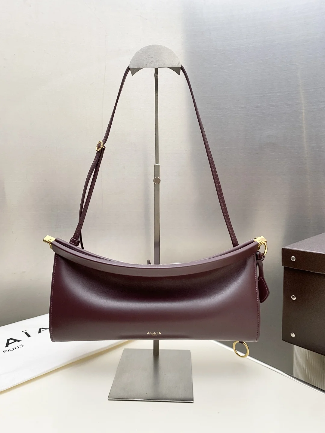 ALAIA Shoulder Bags Calf Leather (Burgundy-Gold) 30X14X9CM G00202608100382