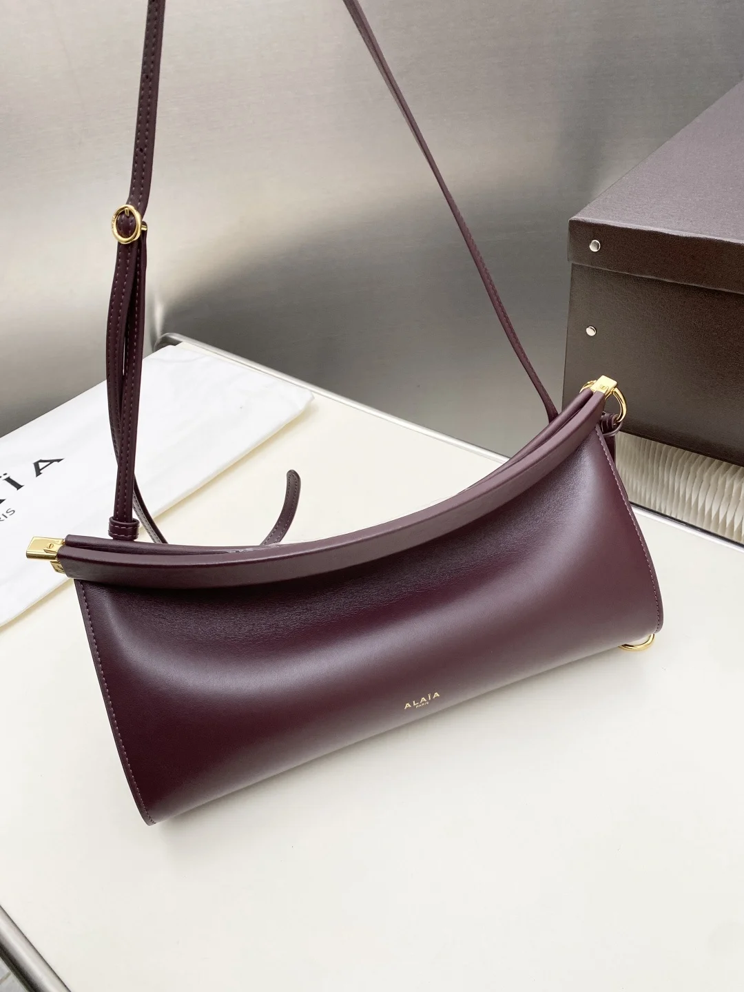 ALAIA Shoulder Bags Calf Leather (Burgundy-Gold) 30X14X9CM G00202608100382 - Image 4