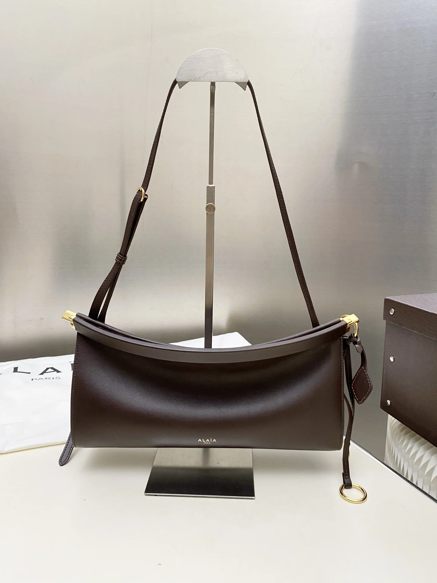 ALAIA Shoulder Bags Calfskin Leather (Brown-Gold) 30X14X9CM G00202608100386