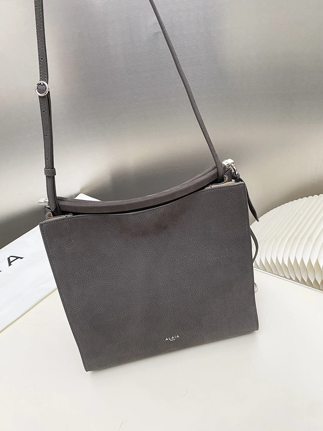 ALAIA Shoulder Bags Calfskin Leather (Gray) 26X14X24CM H00202608100376