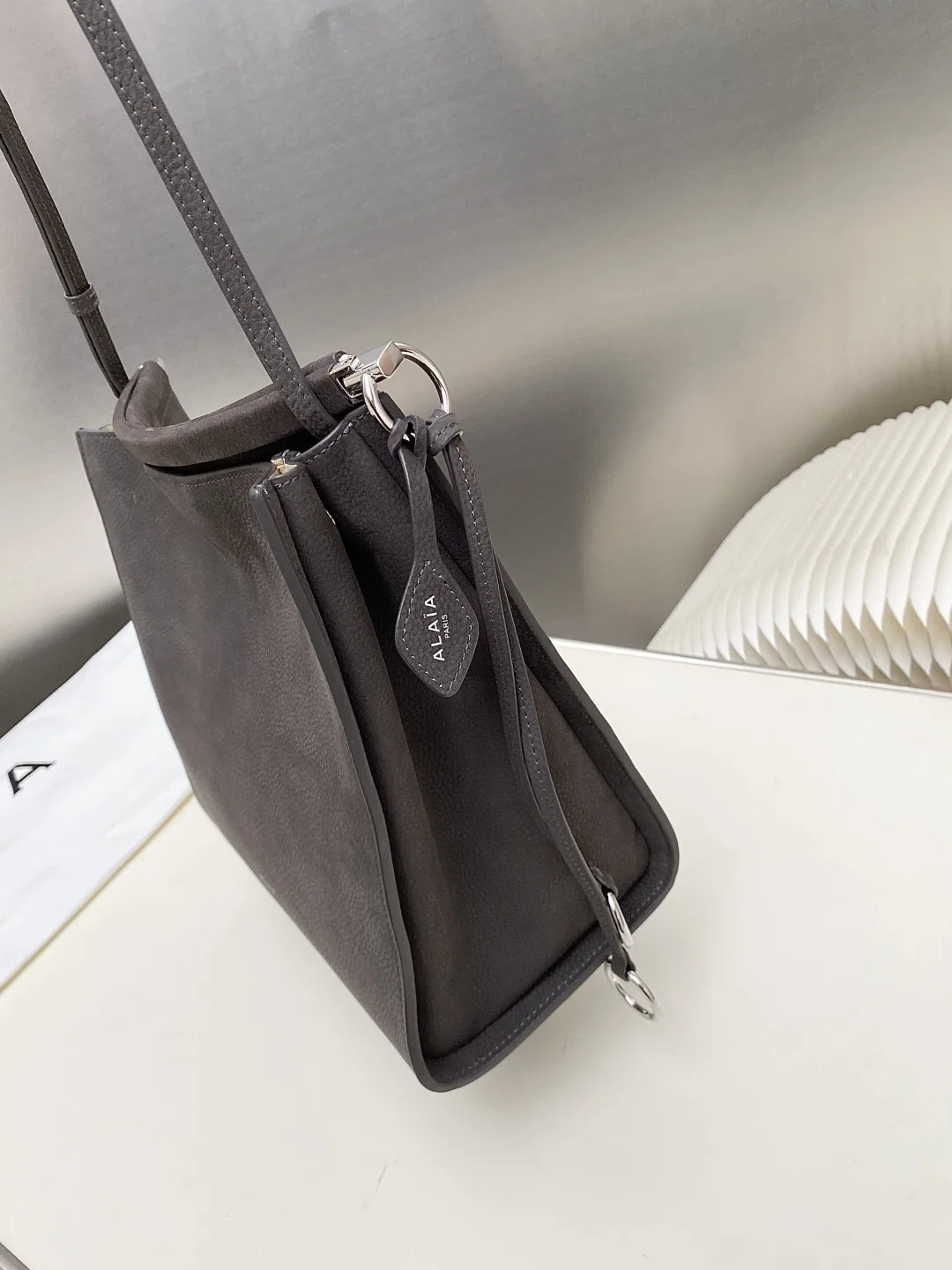 ALAIA Shoulder Bags Calfskin Leather (Gray) 26X14X24CM H00202608100376 - Image 2