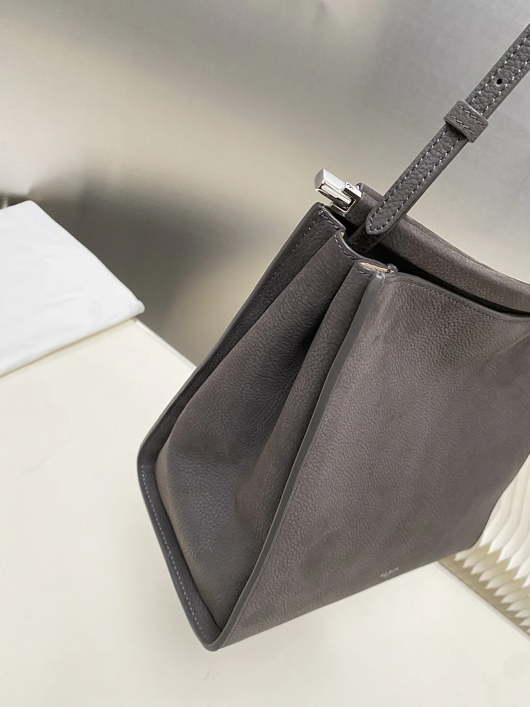 ALAIA Shoulder Bags Calfskin Leather (Gray) 26X14X24CM H00202608100376 - Image 6