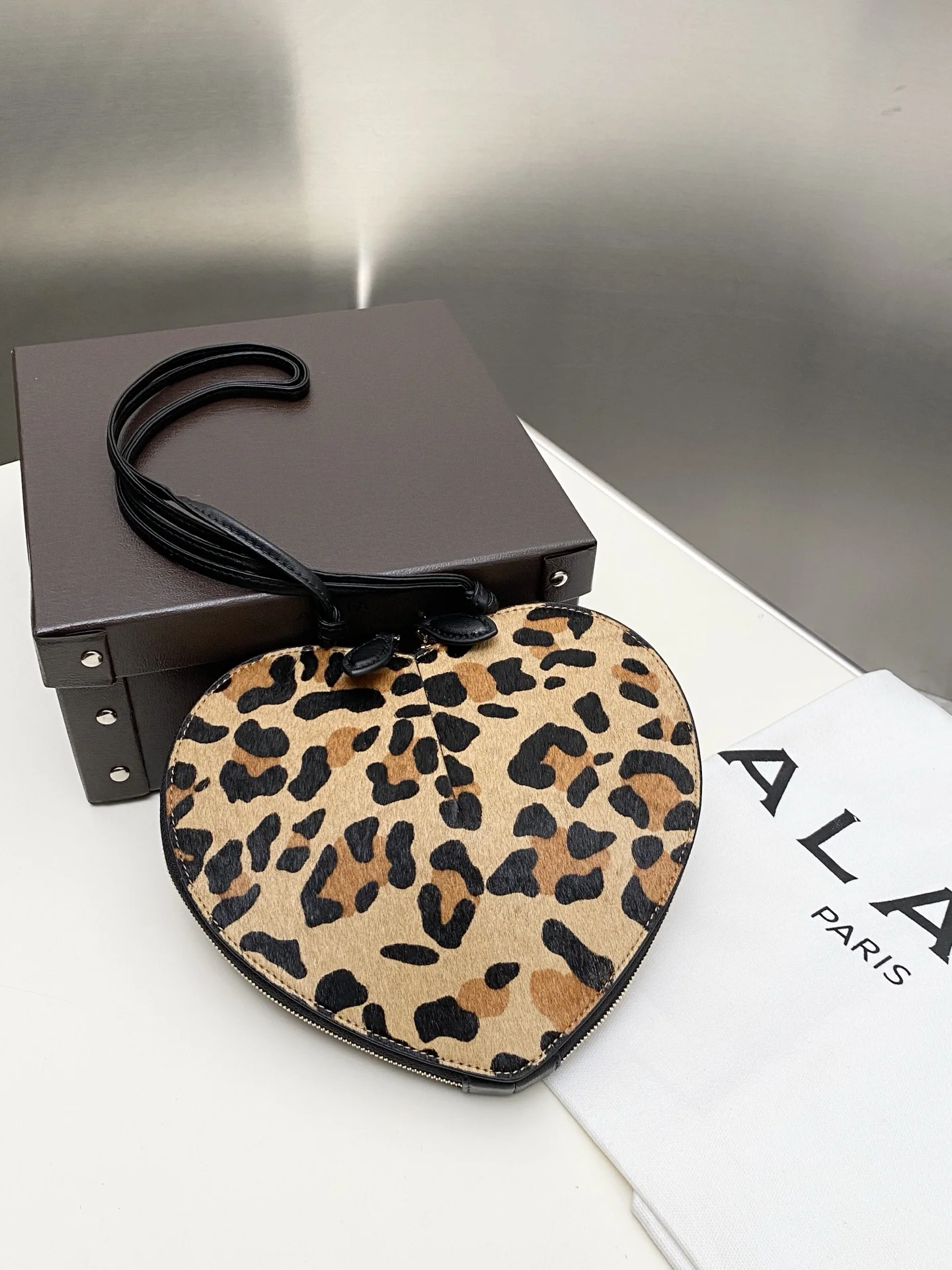 ALAIA Shoulder Bags Leather (Brown-Black) 21X17X5CM E00202608100352