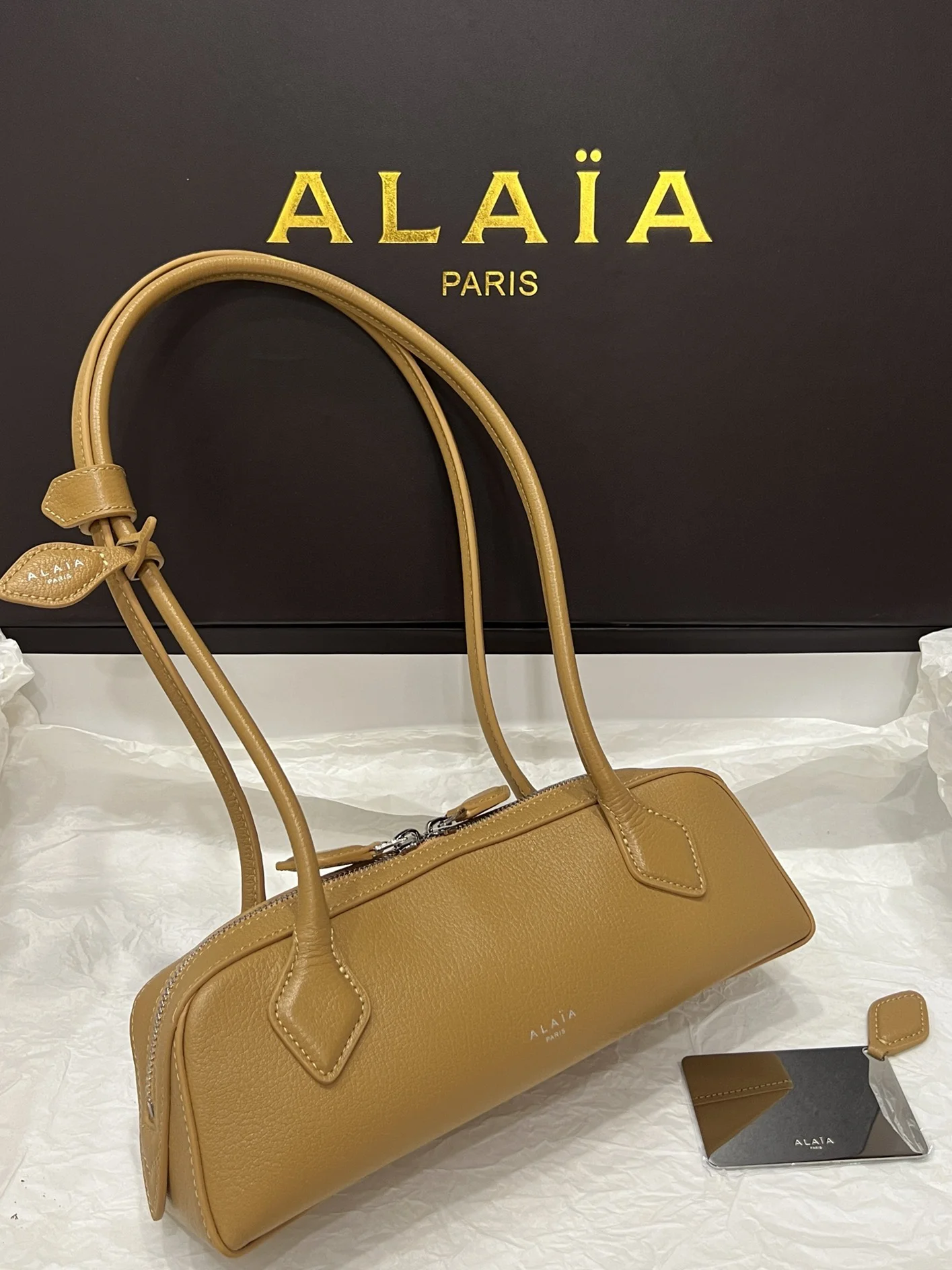 ALAIA Shoulder Bags Leather (Camel) 27X9X8CM G20202608100408
