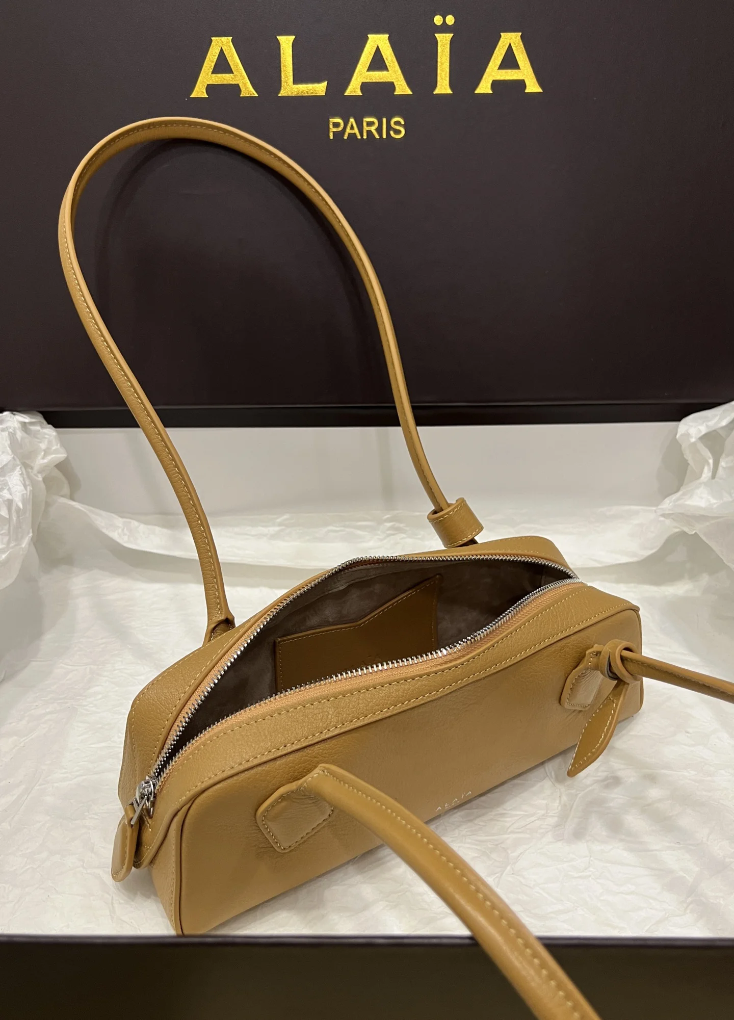 ALAIA Shoulder Bags Leather (Camel) 27X9X8CM G20202608100408 - Image 5