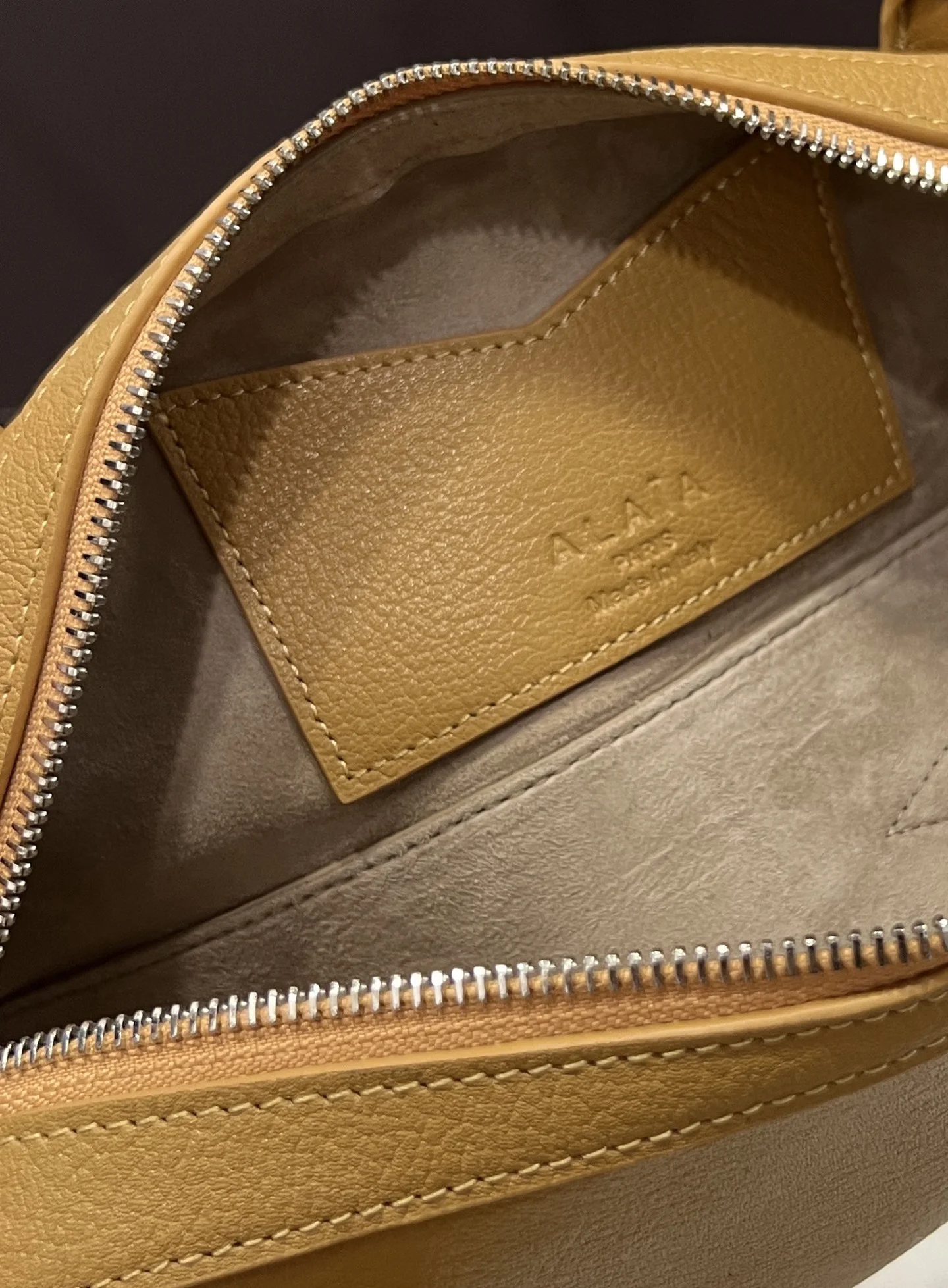 ALAIA Shoulder Bags Leather (Camel) 27X9X8CM G20202608100408 - Image 8