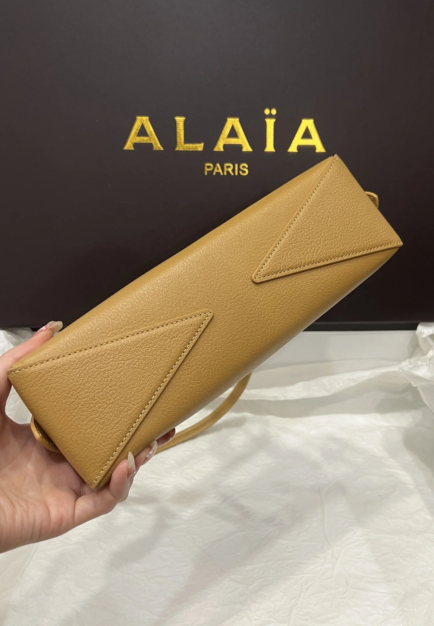 ALAIA Shoulder Bags Leather (Camel) 27X9X8CM G20202608100408 - Image 9