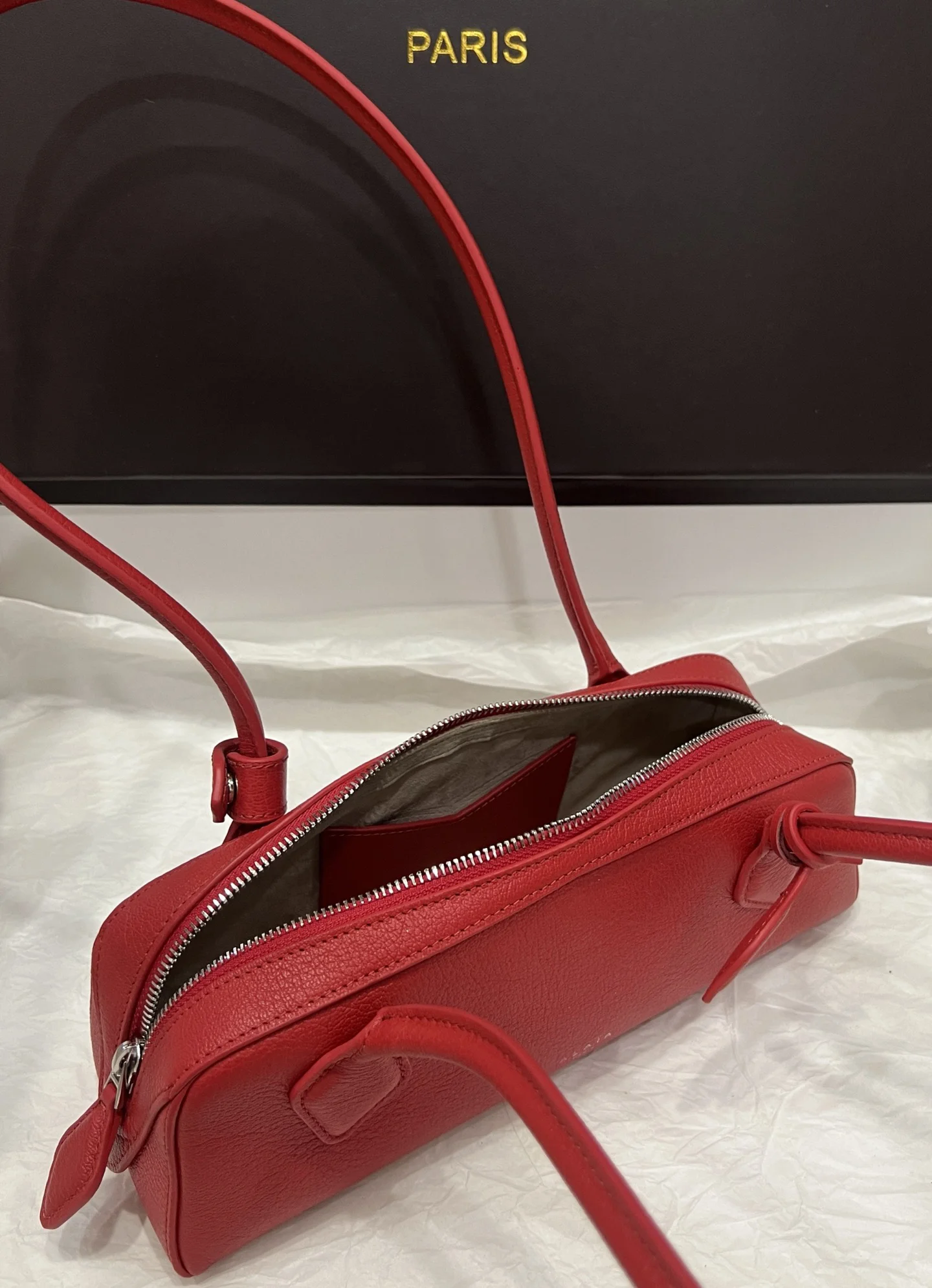 ALAIA Shoulder Bags Leather (Red) 27X9X8CM G20202608100406 - Image 5