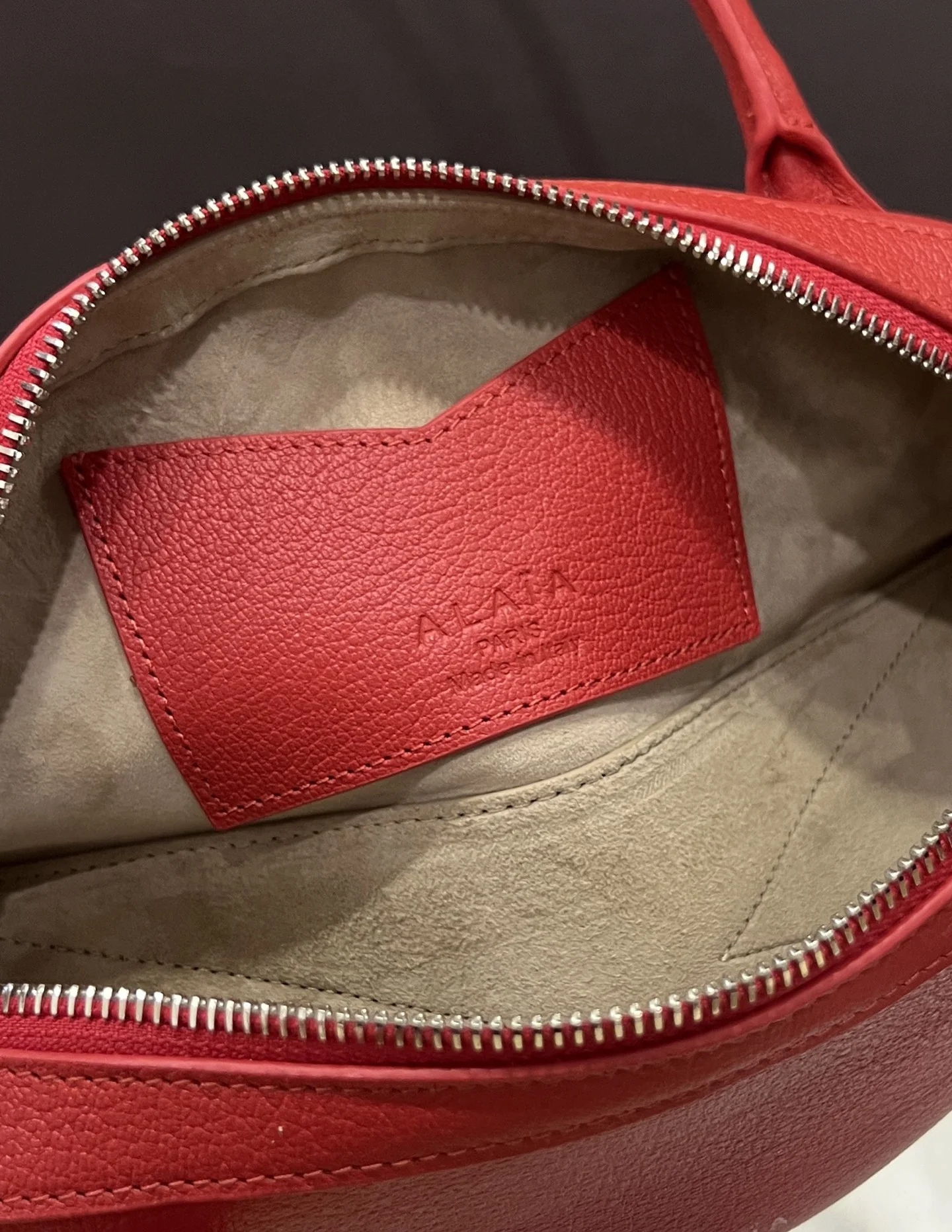 ALAIA Shoulder Bags Leather (Red) 27X9X8CM G20202608100406 - Image 8