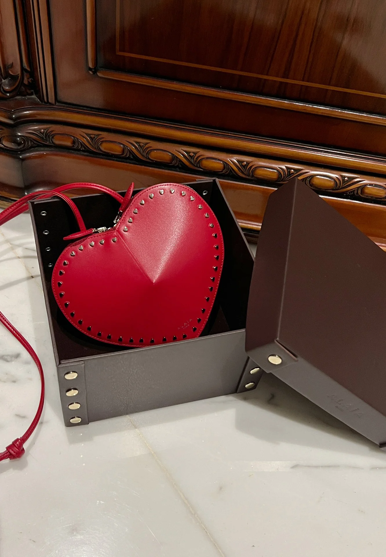 ALAIA Shoulder Bags Leather Studs (Red) 21X17X5CM E00202608100369