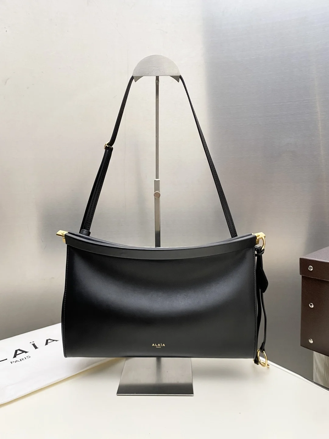 ALAIA Shoulder Bags Leather Suede (Black-Gold) 30X21X9CM G30202608100377