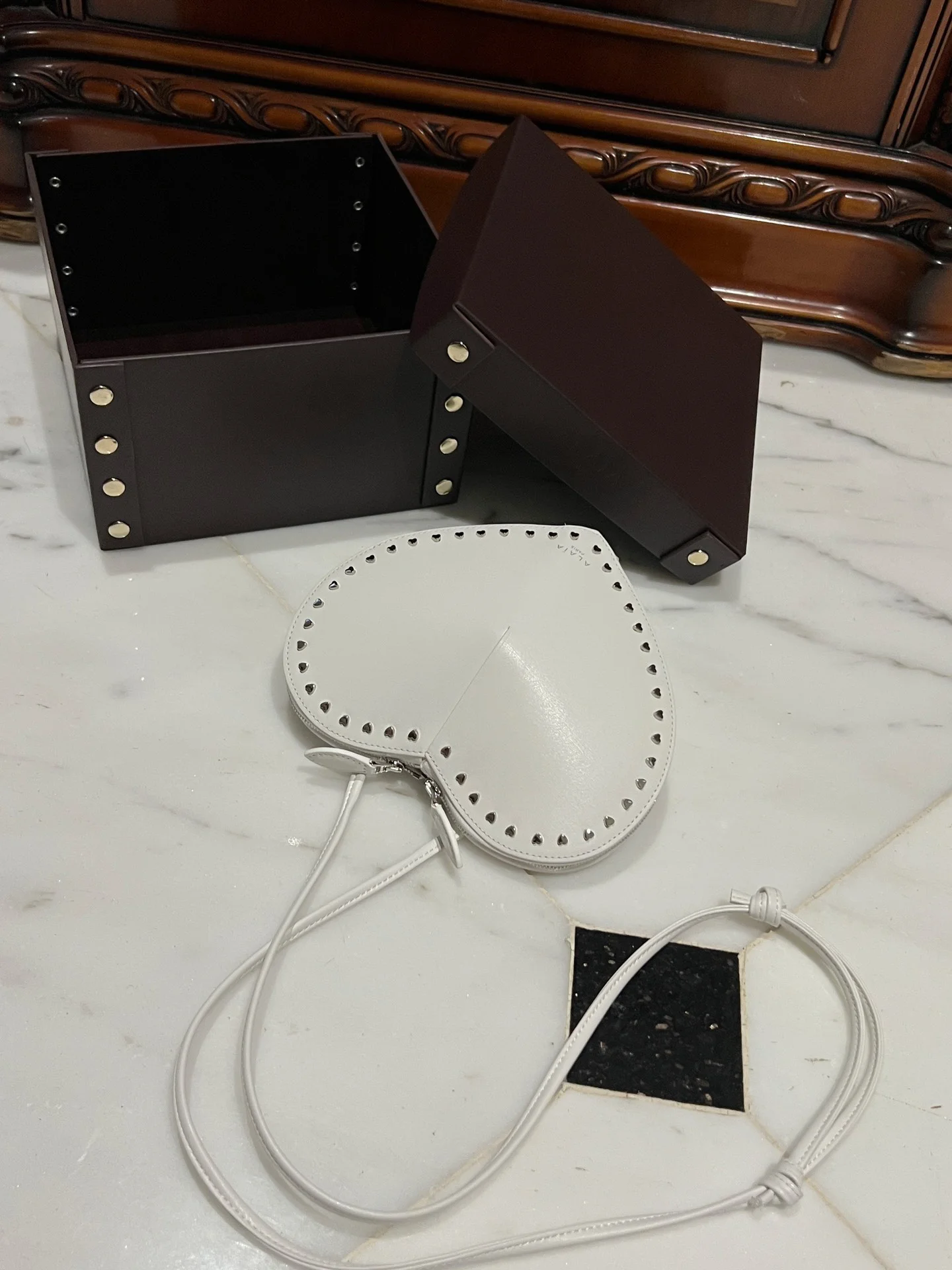 ALAIA Shoulder Bags Leather (White-Brown) 21X17X5CM E00202608100370 - Image 3