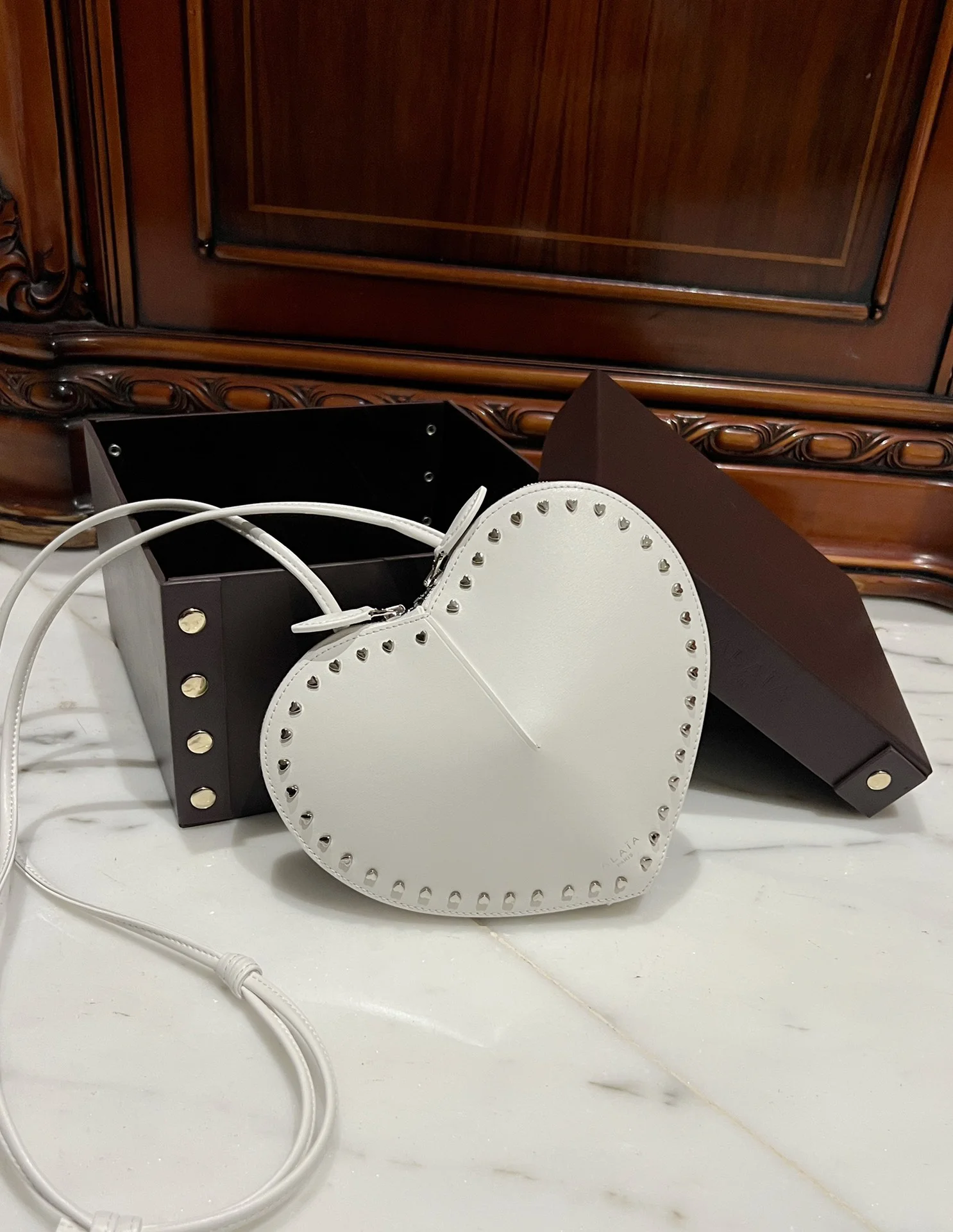 ALAIA Shoulder Bags Leather (White-Brown) 21X17X5CM E00202608100370 - Image 4