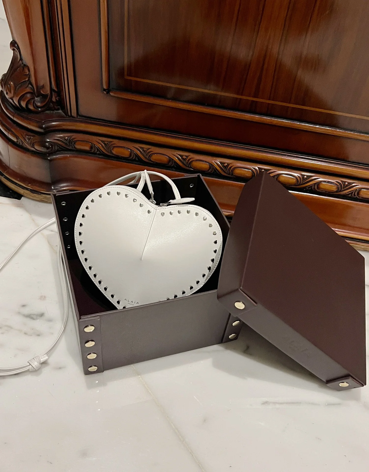 ALAIA Shoulder Bags Leather (White-Brown) 21X17X5CM E00202608100370 - Image 8