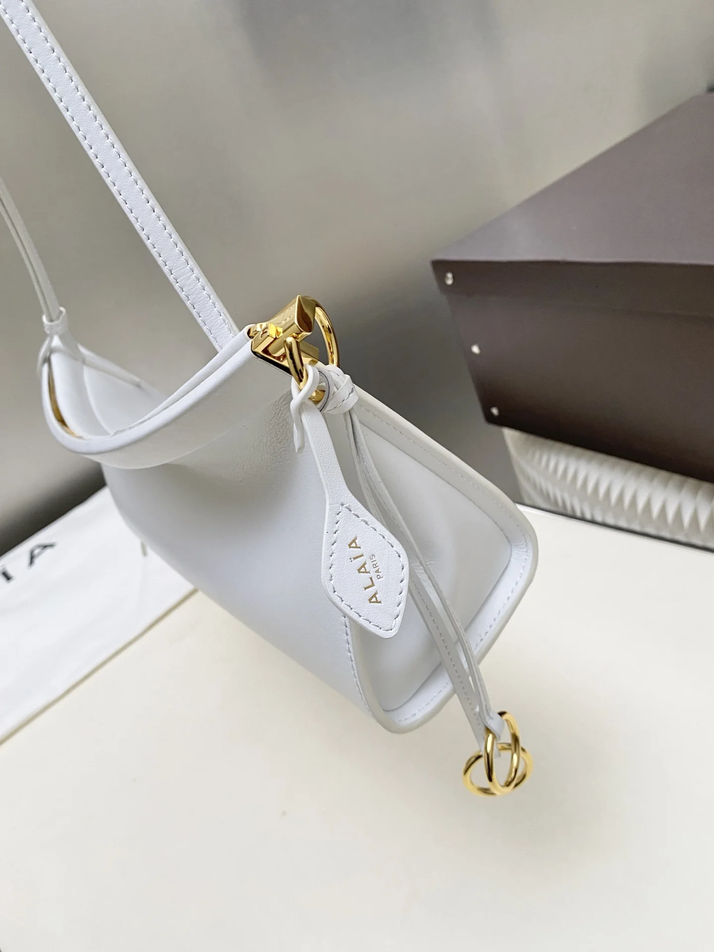 ALAIA Shoulder Bags Shiny Calf Leather (White-Gold) 30X14X9CM G00202608100384 - Image 4