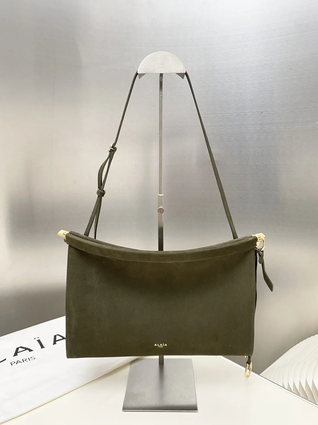 ALAIA Shoulder Bags Suede Leather (Green-Gold) 30X21X9CM G30202608100380