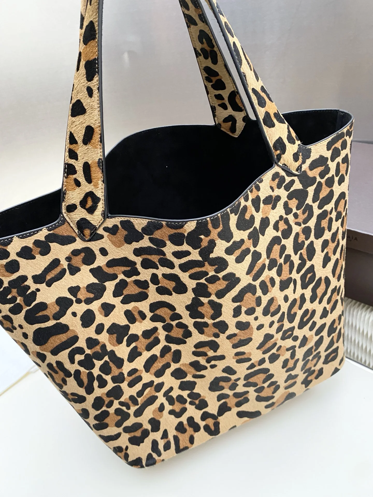 ALAIA Totes Bags Calfskin Leather (Brown-Black) 32X32X23CM I00202608100366 - Image 3