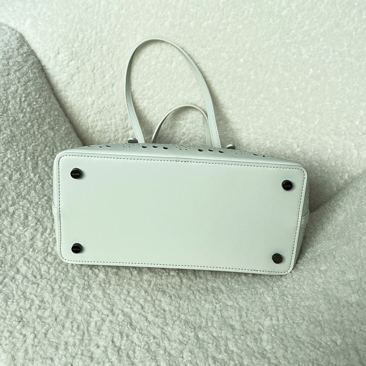 ALAIA Totes Bags Leather (White-Black) 25X20X12CM F80202608100349 - Image 3
