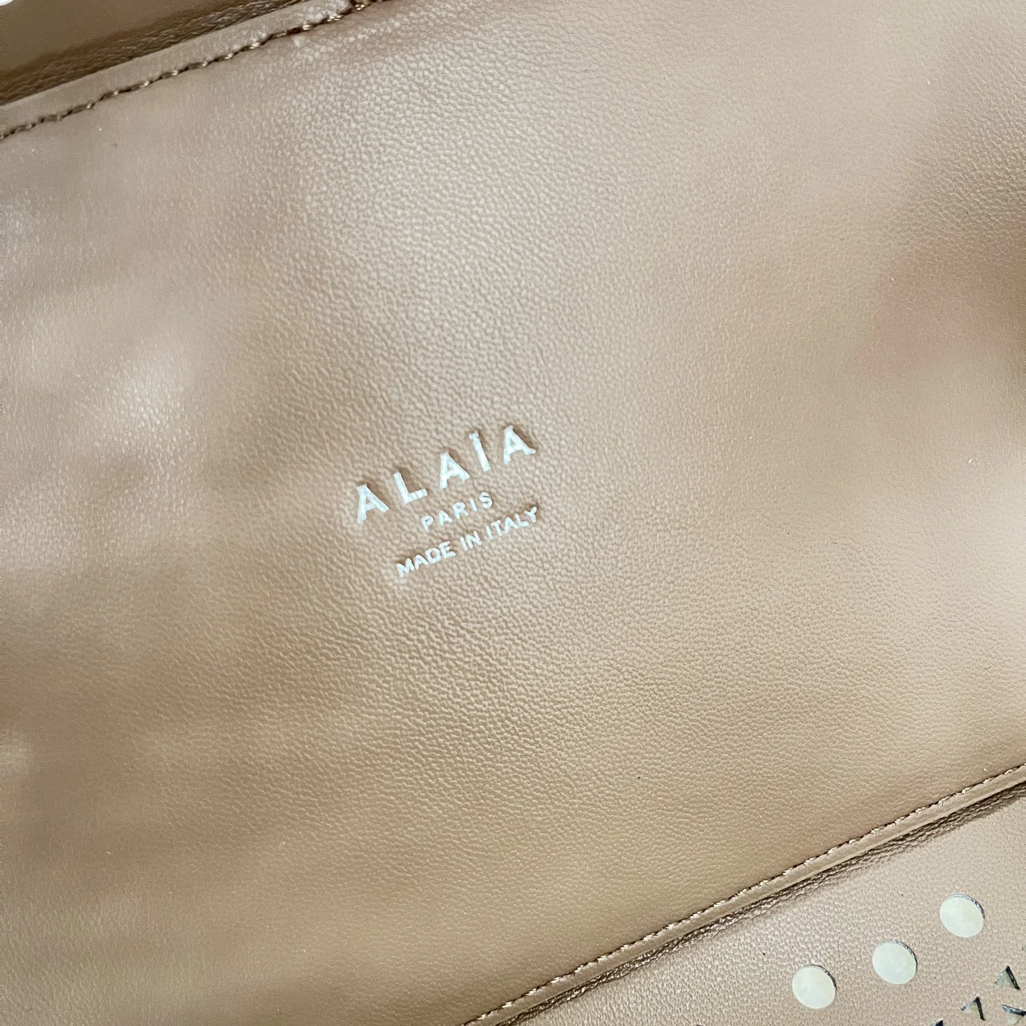 ALAIA Totes Bags Leather (White-Black) 25X20X12CM F80202608100349 - Image 7