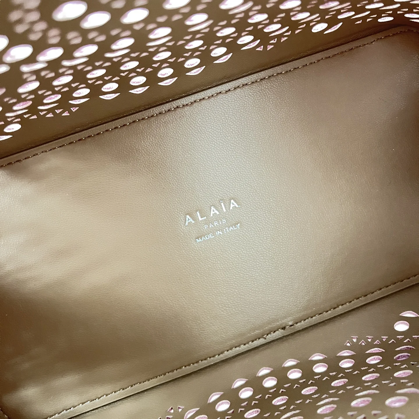 ALAIA Totes Bags (Pink) 20X18X10CM F30202608100341 - Image 7
