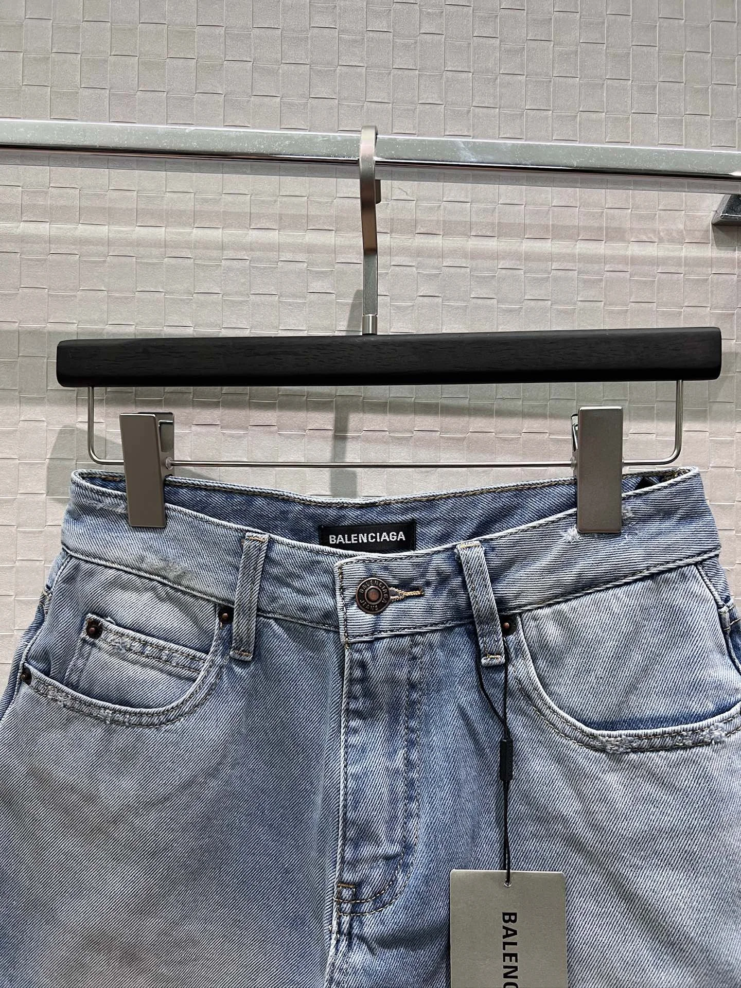 BALENCIAGA Shorts Denim 26-29 B10202608042384 - Image 2