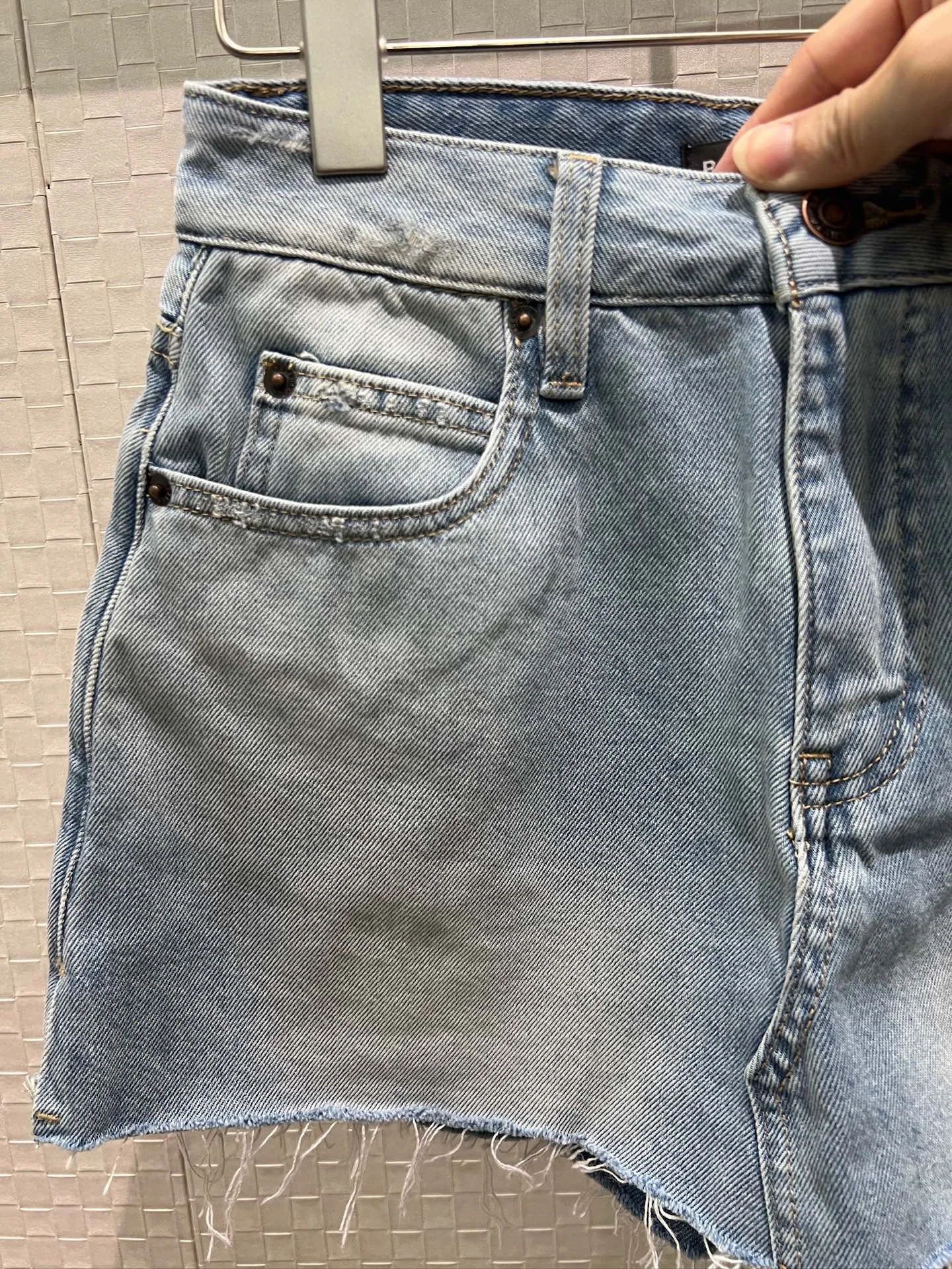 BALENCIAGA Shorts Denim 26-29 B10202608042384 - Image 3