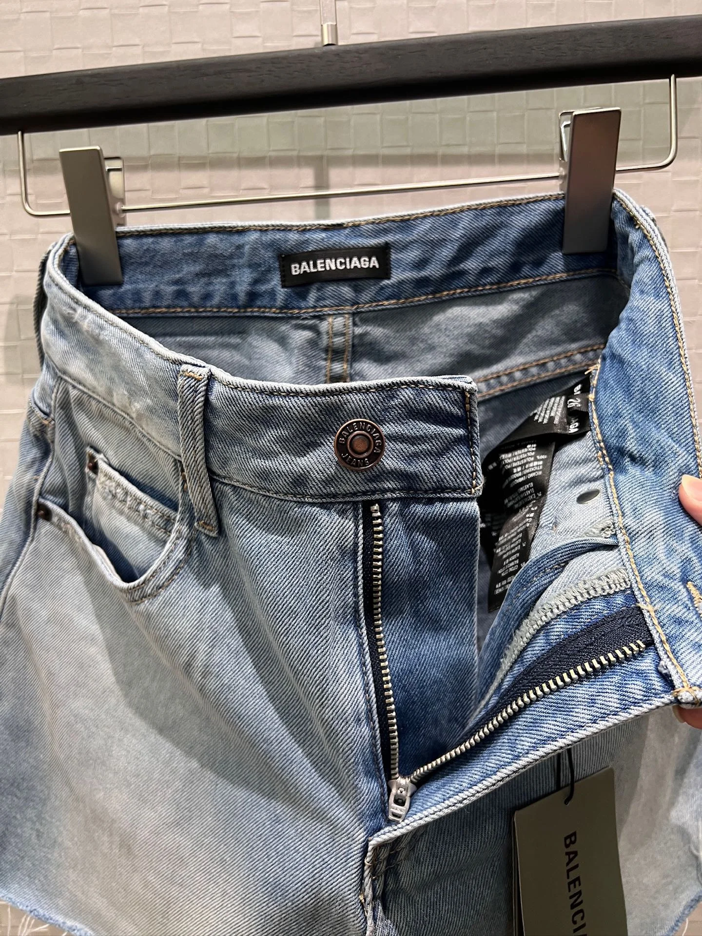 BALENCIAGA Shorts Denim 26-29 B10202608042384 - Image 4
