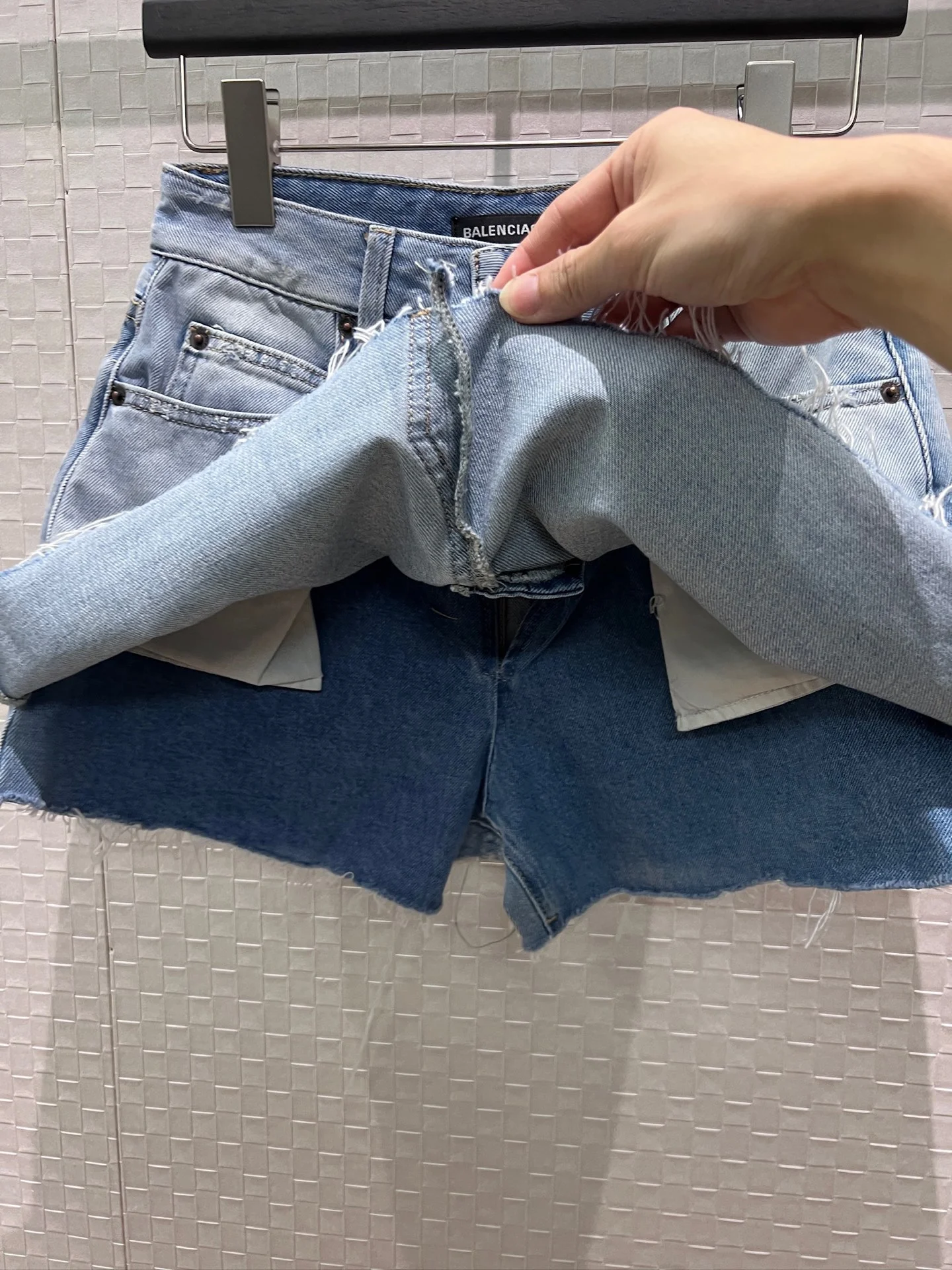 BALENCIAGA Shorts Denim 26-29 B10202608042384 - Image 5