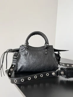 Alternative view of BALENCIAGA Shoulder Bags Lamb Leather (Black) 26X13X18CM D00202608100139