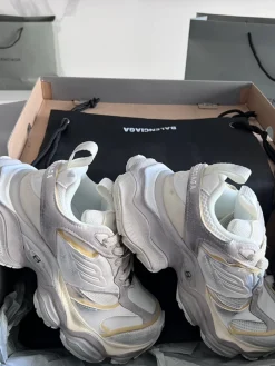 Alternative view of BALENCIAGA Sneakers D10202608030732