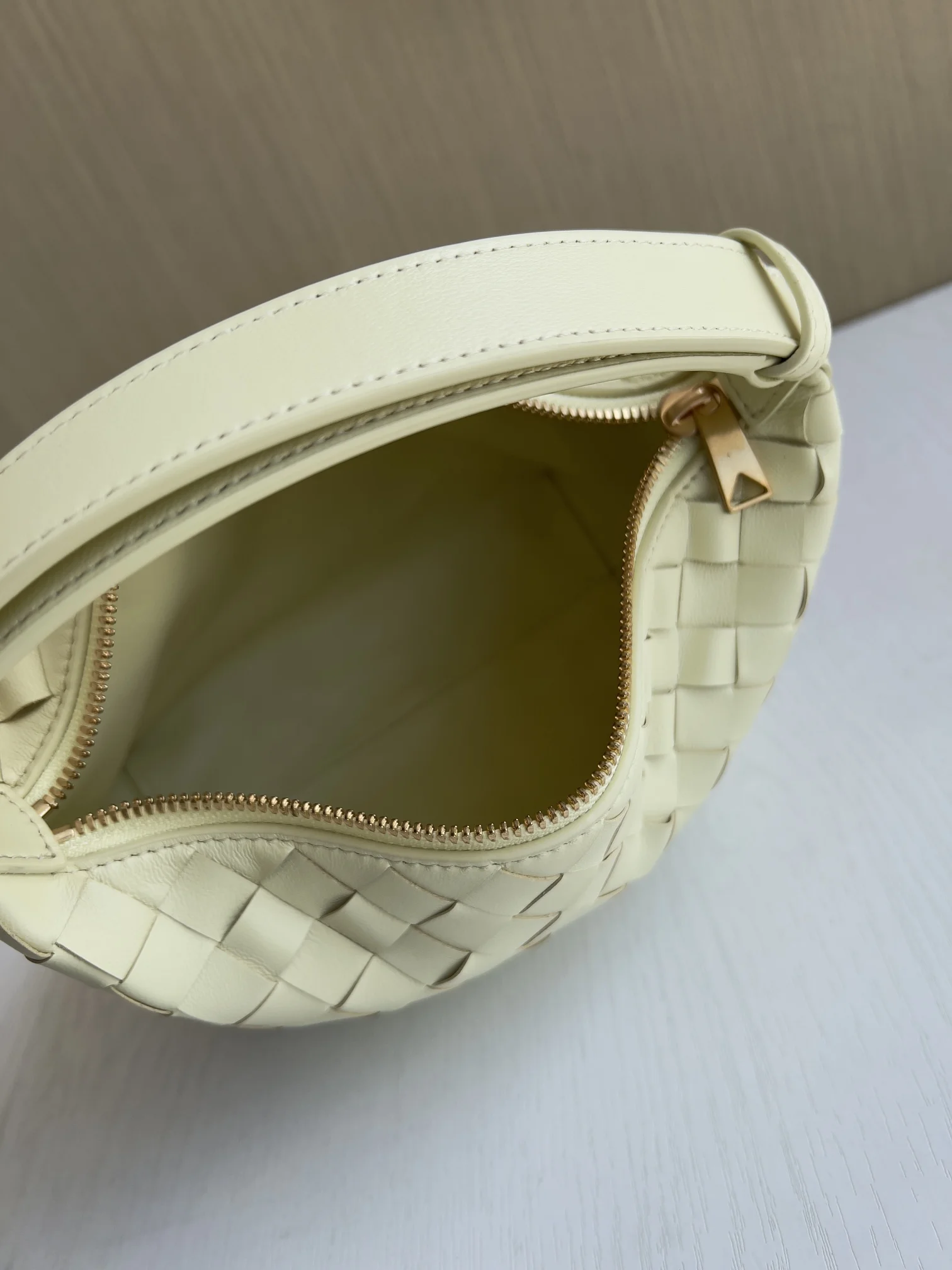 BOTTEGA VENETA Bucket Bags Intrecciato Leather (Yellow) 22X13X9CM F80202608080209 - Image 9
