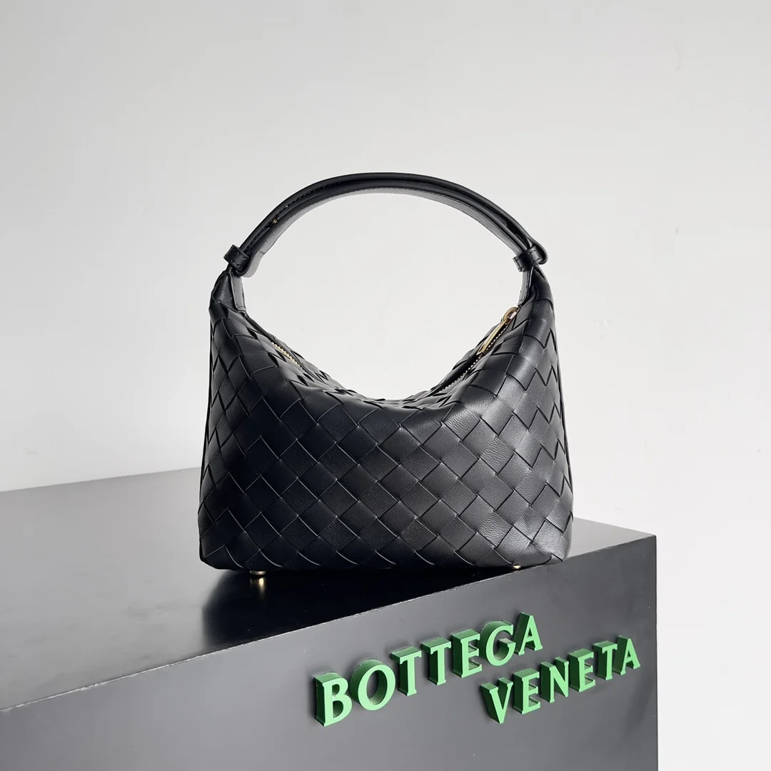 BOTTEGA VENETA Bucket Bags Nappa Lambskin (Black-Gold) 22X13X9 F80202608080245