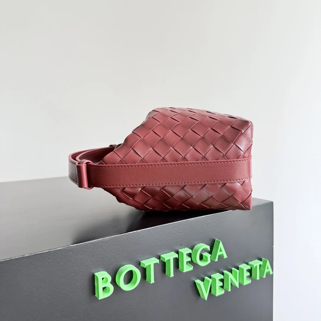 BOTTEGA VENETA Bucket Bags Nappa Lambskin (Red-Gold) 22X13X9CM F80202608080226 - Image 2