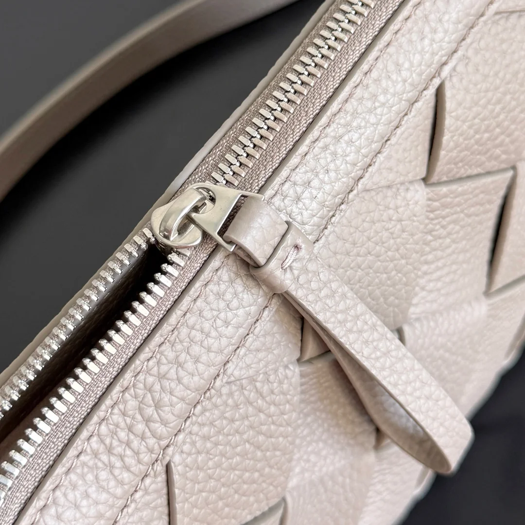 BOTTEGA VENETA Crossbody Bags Calf Leather (Grey) 25X15X5CM H80202608080076 - Image 4