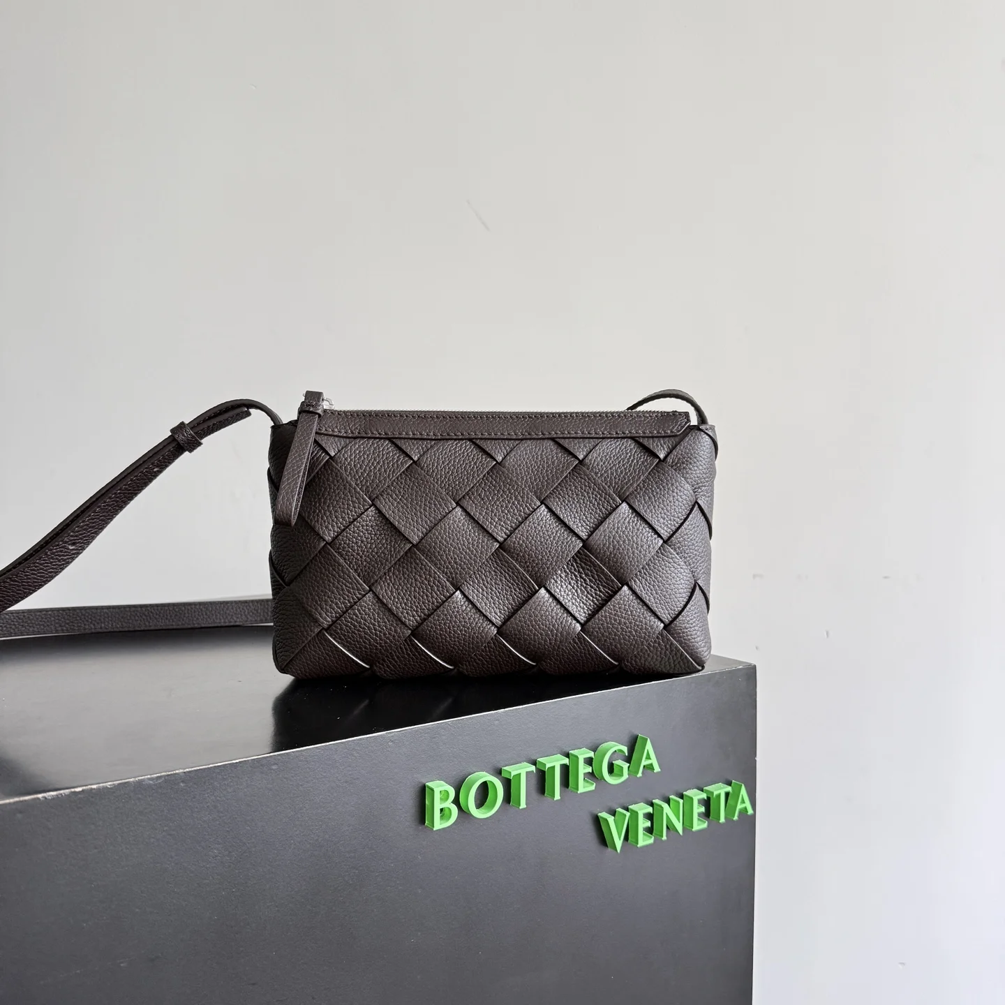 BOTTEGA VENETA Crossbody Bags Calfskin Leather (Brown) 25X15X5CM H40202608080075