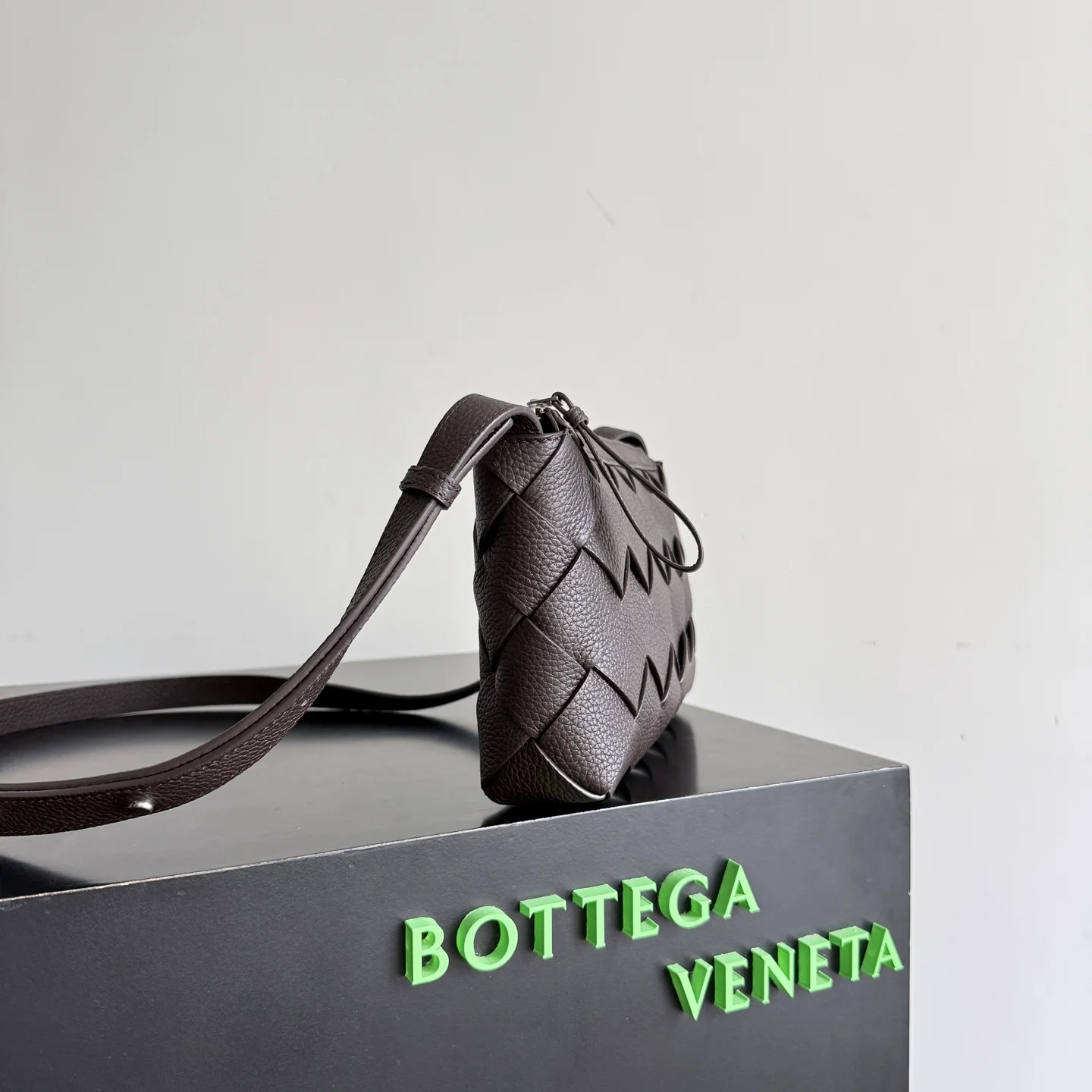 BOTTEGA VENETA Crossbody Bags Calfskin Leather (Brown) 25X15X5CM H40202608080075 - Image 2