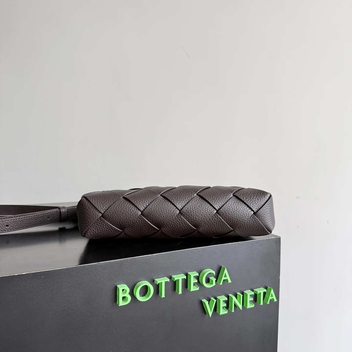 BOTTEGA VENETA Crossbody Bags Calfskin Leather (Brown) 25X15X5CM H40202608080075 - Image 3