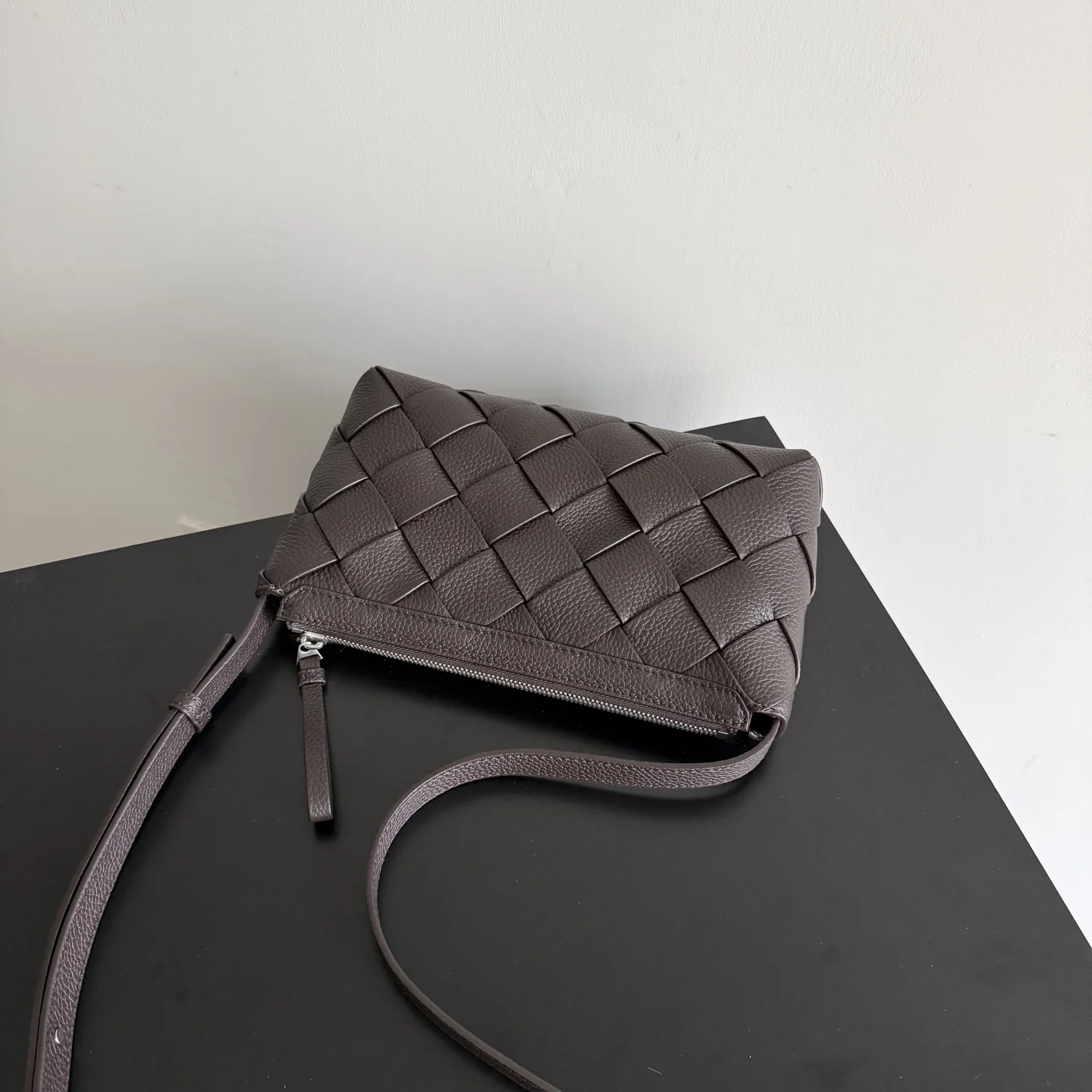 BOTTEGA VENETA Crossbody Bags Calfskin Leather (Brown) 25X15X5CM H40202608080075 - Image 5
