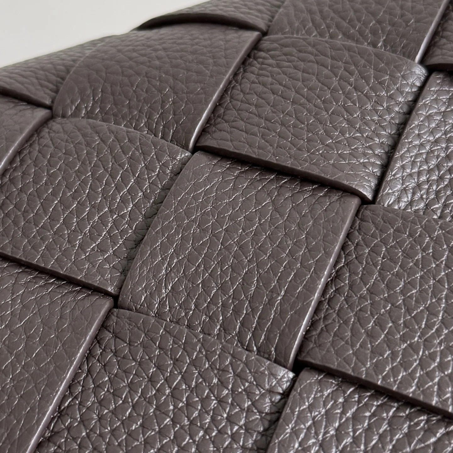 BOTTEGA VENETA Crossbody Bags Calfskin Leather (Brown) 25X15X5CM H40202608080075 - Image 6