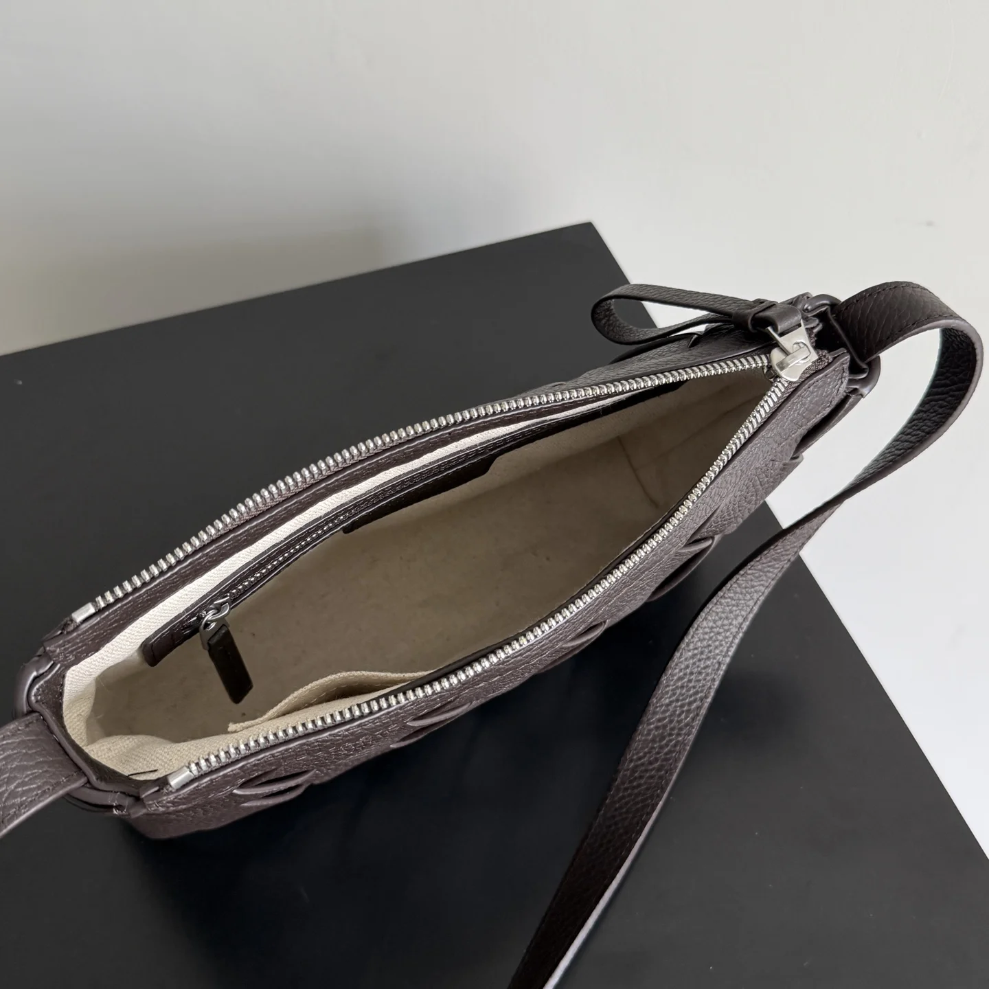 BOTTEGA VENETA Crossbody Bags Calfskin Leather (Brown) 25X15X5CM H40202608080075 - Image 7