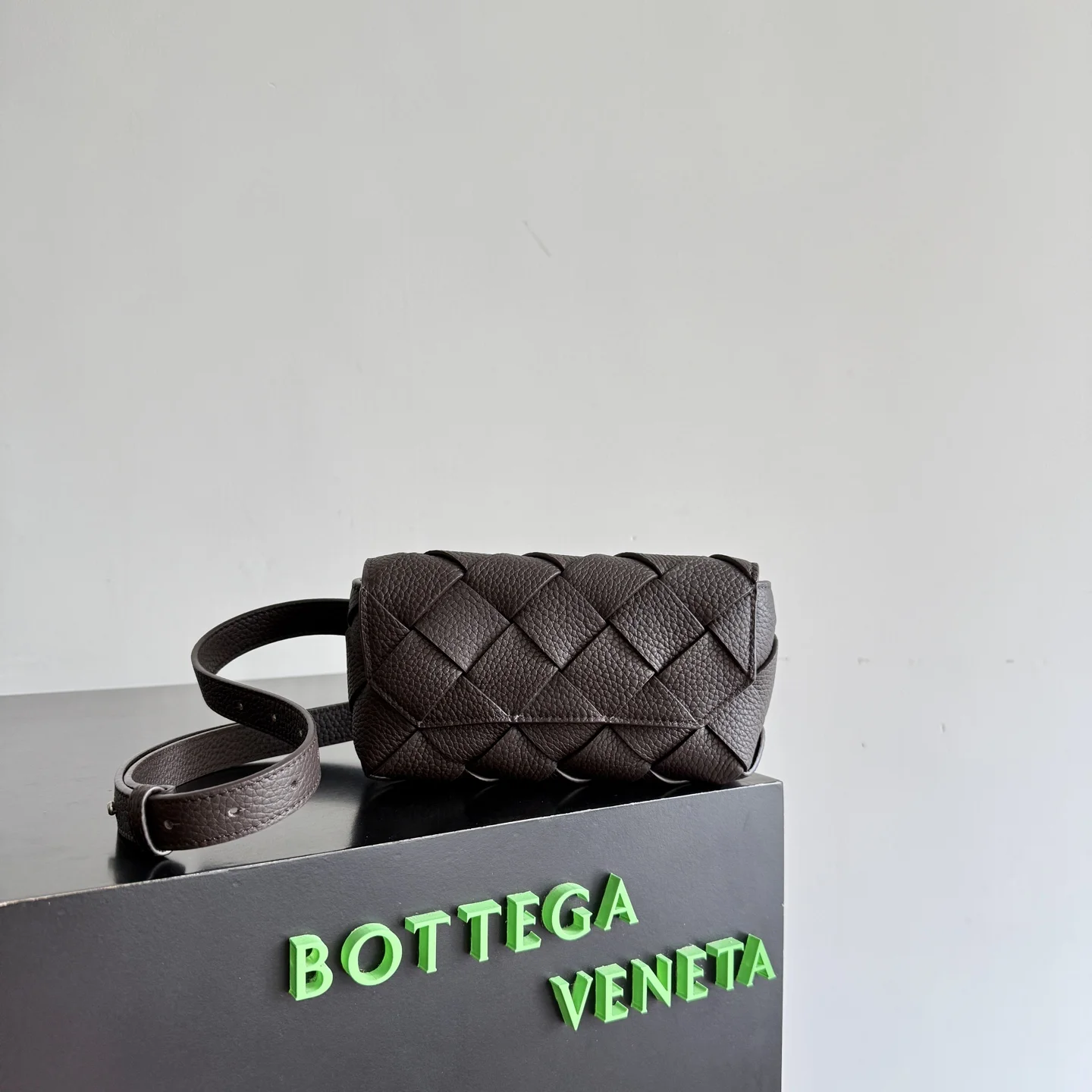BOTTEGA VENETA Crossbody Bags Taurillon Leather (Brown) 19X10X5CM F80202608080197