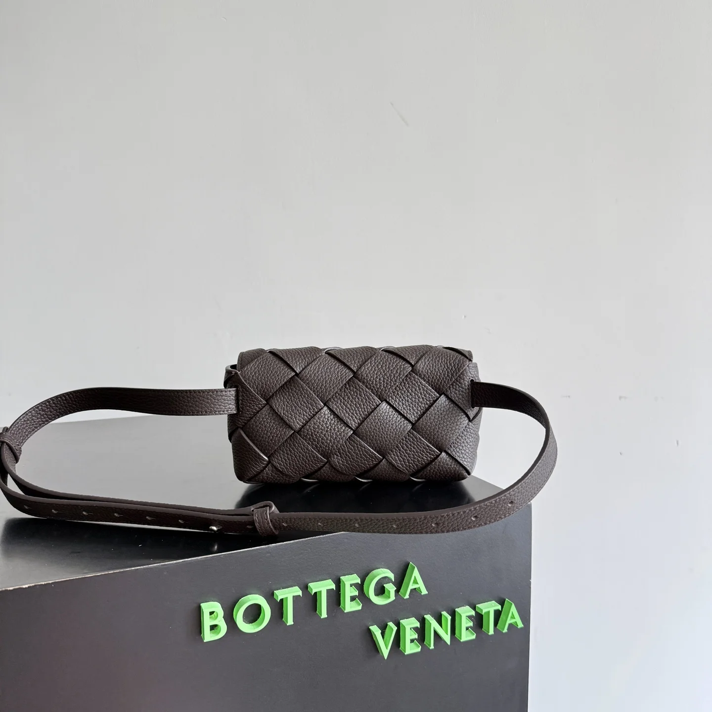 BOTTEGA VENETA Crossbody Bags Taurillon Leather (Brown) 19X10X5CM F80202608080197 - Image 3