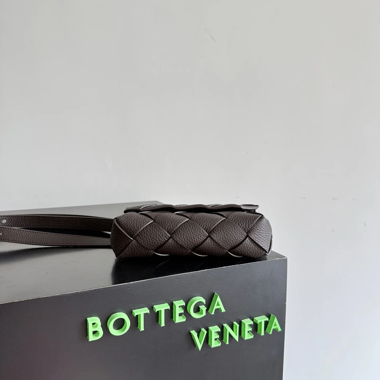 BOTTEGA VENETA Crossbody Bags Taurillon Leather (Brown) 19X10X5CM F80202608080197 - Image 4