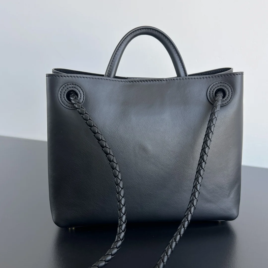 BOTTEGA VENETA Shoulder Bags Calf Leather (Black-Gold) 25X22X10 A080202608080854 - Image 3