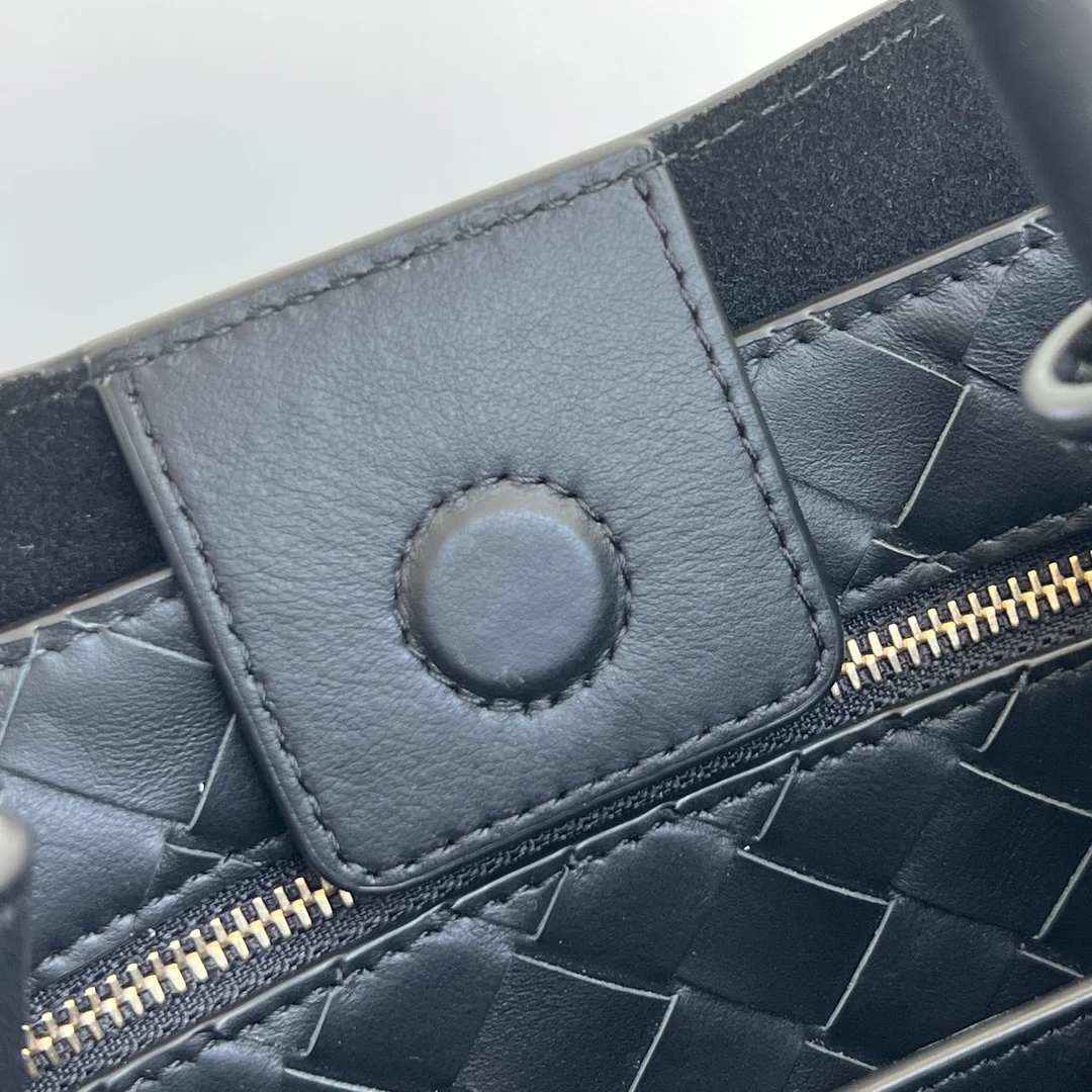BOTTEGA VENETA Shoulder Bags Calf Leather (Black-Gold) 25X22X10 A080202608080854 - Image 6